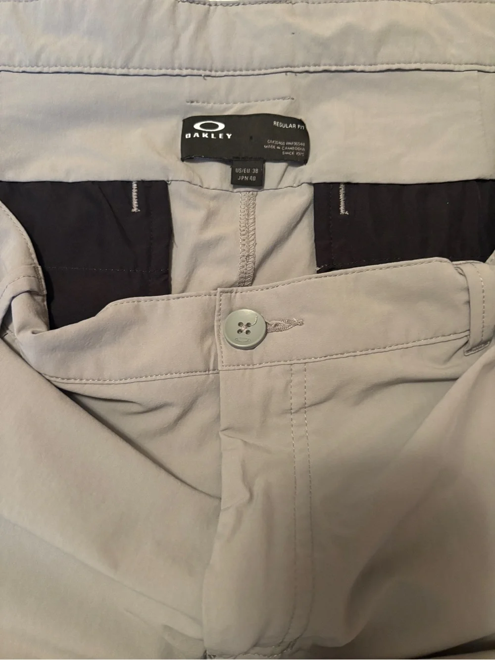Oakley Men's Light Gray Flat Front Golf Shorts. Size 38. Regular Fit. Pockets